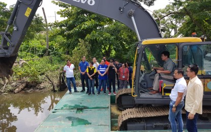 <p><strong>RIVER CLEAN-UP</strong>. Governor Daniel R. Fernando (second from right) oversees the river system clean-up project in Malolos City, Bulacan on Tuesday (August 20, 2019). The move aims to address the perennial flooding in Bulacan, and also in support of the Manila Bay rehabilitation program. <em>(Photo by Manny Balbin)</em></p>