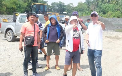 <p><span style="font-size: 12.0pt; font-family: sans-serif;"><strong>QUARRY PROJECT.</strong> Governor Edwin Jubahib (center with hood) gives instructions during a visit at the quarry site in Sampao, Kapalong, Davao del Norte, on Saturday (August 17, 2018). He warned against stockpiling sand and gravel in the middle of the river, which could affect the flow of water and may aggravate flooding during heavy rainfall. <em>(Photo by Noel Baguio)</em><br /></span></p>