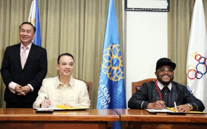 <p><strong>NEW SEAGAMES PARTNER. </strong> Filipino-American rapper Allan Pineda Lindo, popularly known as apl.de.ap (right, seated), signs pledge of support for the Philippines' hosting the 30th SEA Games during a ceremony held at the House of Representatives on Tuesday (Aug. 20, 2019). Philippine Southeast Asian Games Organizing Committee (PHISGOC) chairman and House Speaker Alan Peter Cayetano (left, seated) and Philippine Olympic Committee (POC) president Abraham Tolentino (standing) witnessed the signing as apl.de.ap announced that he and his popular group, Black Eyed Peas, will perform during opening and closing ceremonies of the biennial meet. <em>(PNA photo by Jess M. Escaros Jr.)</em></p>