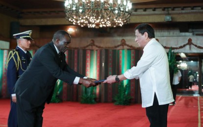 <p><strong>MALAWI VISIT</strong>. President Rodrigo R. Duterte receives the credentials of Non-Resident Ambassador of the Republic of Malawi to the Philippines Grenenger Banda during a ceremony at Malacañan Palace on Tuesday (August 20, 2019). The ambassador invited Duterte to visit Malawi. <em>(Presidential photo by Robinson Niñal Jr.)</em></p>