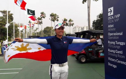 <p><strong>AWARDEE.</strong> Young golfer Yuka Saso waves the Philippine flag after winning the gold medal in the 2018 Asian Games in Indonesia. Saso leads the future heroes who will be honored during the Phoenix Petroleum Siklab Sports Youth Awards 2019 at the Market! Market! Activity Area in BGC, Taguig City on September 2, 2019. <em>(Contributed photo)</em></p>