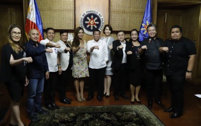 <p><strong>LGBTQ SUPPORT.</strong> President Rodrigo Duterte poses with the LGBTQ advocates and transwoman Gretchen Diez during after a brief meeting in Malacañang Monday night (August 19). <em>(Photo grabbed from Senator Christopher Lawrence Go's Facebook account)</em></p>