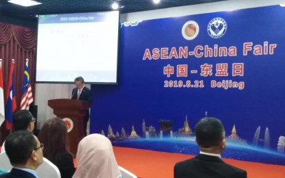 <p><strong>ASEAN-CHINA FAIR.</strong> Asean-China Center Secretary General Chen Daihe delivers his opening remarks during the Asean-China Fair held in Beijing Wednesday (Aug. 21, 2019). Chen said people-to-people exchanges shall continue to fortify ties between 10-member Association of Southeast Asian Nations and China. <em>(PNA photo by Kris Crismundo)</em></p>