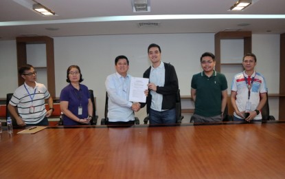 <p>Communications Assistant Secretary Kristian R. Ablan (3rd from left), Freedom of Information Program Director, and Pasig City Mayor Victor Ma. Regis “Vico” N. Sotto (3rd from right) show the Memorandum of Understanding for the implementation of FOI Program in public libraries of the city, after its signing at the Pasig City hall on August 23.<em> (PCOO photo)</em></p>