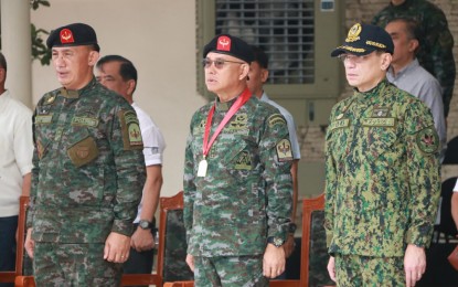 <p>PNP chief, Gen. Oscar Albayalde (middle) and NCRPO chief, Maj. Gen. Guillermo Eleazar (right). </p>