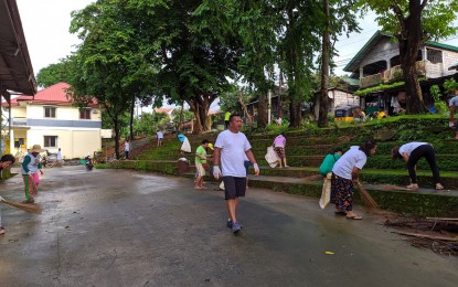 <p><strong>ANTI-DENGUE DRIVE. </strong>Village chair  Marcialito “Al” Balan leads his constituents in their search and destroy drive against dengue-carrying mosquitoes in Barangay Alion, Mariveles, Bataan on Monday (August 26, 2019). The village also launched its unique program of catching mosquitoes with the use of cooking oil in exchange for rice as part of its continuing effort  against dengue. <em><strong>(Contributed photo)</strong></em></p>