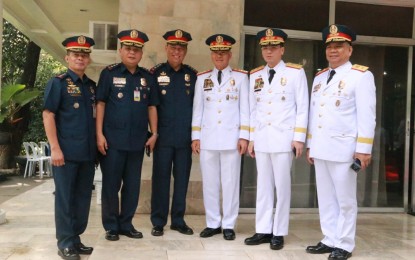<p>PNP chief, Gen. Oscar Albayalde (third from right) and NCRPO chief, Maj. Gen. Guillermo Eleazar. (second from right). <em>(Contributed photo)</em></p>