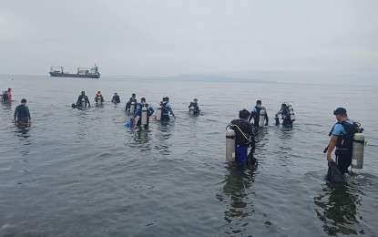 <p><strong>BEACH CLEANUP.</strong> Philippine National Police and Philippine Coast Guard scuba divers take part in the beach/underwater clean up activity in celebration of National Heroes' Day on Monday (Aug. 26, 2019). Plastic sachets, plastic water bottles, glass bottles, tetra packs, other plastics and cigarette butts were among the trash collected.<em> (Photo by Juancho Gallarde) </em></p>