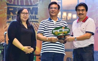 <p><strong>RUM FEST</strong>. Bacolod City Mayor Evelio Leonardia (right) gives a token of appreciation to Tanduay Distillers Inc. (TDI) chief finance officer Nestor Mendones, in the presence of Eggshell Worldwide Communications PR and managing director Ro-Charmaine Pahate, during the closing event of the Bacolod 1st Rum Festival held at the Government Center grounds last Saturday (Aug. 24, 2019). Diversified beverage firm TDI will release next year Bacolod-labeled rum for markets abroad. <em>(Photo courtesy of Bacolod City PIO)</em></p>