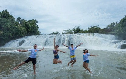 <p><strong>SAMAR’S ‘NIAGARA FALLS</strong>’. A group of tourists take a jumpshot at Lulugayan Falls in Calbiga, Samar. The site was reopened to visitors with new basic facilities meant for the convenience of tourists visiting Samar’s most famous waterfalls. <em>(Photo courtesy of Spark Samar)</em></p>