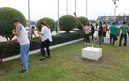 <p><strong>FIGHT VS. DENGUE.</strong> Bacolod city government employees clean the surroundings of the Government Center during the launch of the anti-dengue campaign dubbed “Deng-Get Out of Bacolod! Mag 4 O’clock Habit Na!” on Wednesday (Aug. 28, 2019). Mayor Evelio Leonardia led the activity based on Executive Order 23 he issued convening the special committee for the campaign.<em> (Photo courtesy of Bacolod City PIO)</em></p>