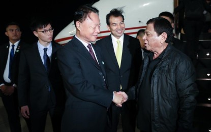 <p><strong>CHINA VISIT</strong>. President Rodrigo Roa Duterte receives a warm welcome from Chinese Ambassador to the Philippines Zhao Jianhua upon his arrival at the Beijing Capital International Airport in the People's Republic of China Wednesday (Aug. 28, 2019). Duterte embarked on his fifth visit to China upon invitation of Chinese President Xi Jinping. <em>(Presidential photo)</em></p>