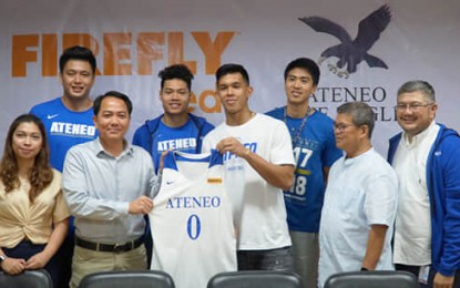 <p><strong>NEW PARTNER.</strong> Firefly Electric and Lighting Corporation Marketing Director Erik Riola and Ateneo player Thirdy Ravena hold a Blue Eagle jersey during a press conference at the Blue Eagles gym in Katipunan, Quezon City on Wednesday (Aug. 28, 2019). Firefly will support Ateneo’s junior and senior basketball teams in the 82nd University Athletics Association of the Philippines season. <em>(PNA photo by Jean Malanum)</em></p>