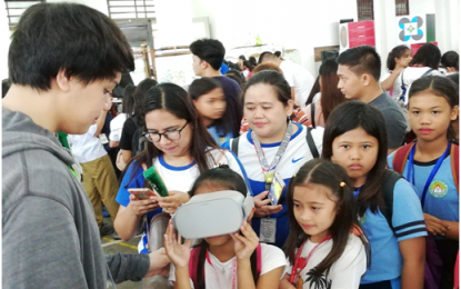 <p><strong>SCIENCE VIRTUAL REALITY TOUR.</strong> Students queue to experience an immersive virtual reality tour featured at the 11th SyenSaya: the Los Baños Science Festival on its opening day at the University of the Philippines - Los Baños (UPLB). The event is organized by the Los Baños Science Community Foundation Inc., the first and one of four science communities of the Department of Science and Technology. <em>(Photo by Saul E. Pa-a)</em></p>