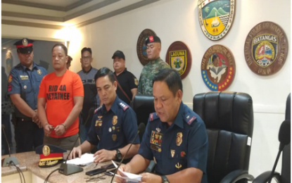 <p><strong>CALABARZON’S NO. 2 MOST WANTED FALLS</strong>. Police Regional Office (PRO4A)-Calabarzon Regional Director, Brig. Gen. Edward E. Carranza (right), with Police Col. Serafin F. Petalio II (2nd from right), head of the regional police intelligence division (RID), present to the media the handcuffed suspect Marvin Opamin Dupal-ag alias “Marvin,” following the latter’s arrest, during a press conference at the Calabarzon Regional Police headquarters on Aug. 30, 2019. <em>(PNA photo by Robert A. Maico)</em></p>