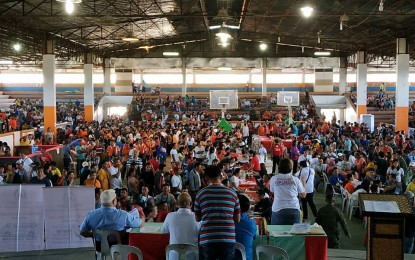 <p><strong>SERBISYO CARAVAN.</strong> The Presidential Commission for Urban Poor (PCUP) serves thousands of Pagadianons in a 'Serbisyo Caravan' in Pagadian City, Zamboanga del Sur, on Friday (August 30). <em>(Photo courtesy of Norman Baloro)</em></p>
