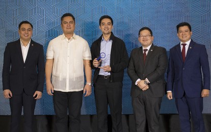 <p><strong>FOI AWARDEE</strong>. Pasig City Councilor Vico Sotto (middle) receives a Freedom of Information (FOI) recognition for his efforts in support of the implementation of FOI Program in the Pasig City Government of Pasig during the 2018 FOI Awards. The award was given by Presidential Communications Operations Office (PCOO) Secretary Martin Andanar (2nd from left), PCOO Undersecretary George Apacible (left), Assistant Secretary and FOI Program Director Kristian Ablan (right), and Assistant Secretary Kelvin Lee (2<sup>nd</sup> from right). (<em>PCOO File photo)</em></p>