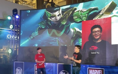<p><strong>SUPERHERO FROM CEBU.</strong> Legendary comic book artist Leinil Francis Yu (right), and Danny Koo, Marvel's senior producer present to Cebuano fandom Wave, a Filipina from Mactan Island as a new addition to Marvel's superheroes, during Marvel's 80 years celebration at SM Seaside in Cebu City on Sunday (Sept. 2, 2019). Yu, who is also a native of Cebu and grew up in Surigao and Manila, fascinated Marvel fans with his on-the-spot sketching of Wave. <em>(PNA photo by John Rey Saavedra)</em></p>