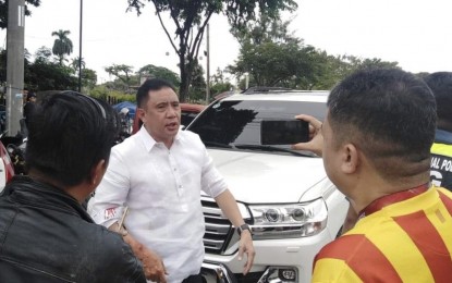 <p><strong>WAYLAID.</strong> Lawyer Inocencio de La Cerna Jr. talks to the police and members of the Cebu media at the Waterfront Police Station in Pier 1 shortly after he was attacked by two motorcycle-riding gunmen at the Port Service Road. He earlier attended a hearing at the Cebu City Justice Hall-Qimonda IT Center on Monday (Sept. 2, 2019). <em>(Photo courtesy of Jhunnex Gabica Napallacan/DYLA)</em></p>