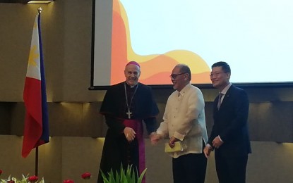 <p><strong>VIETNAM INDEPENDENCE DAY CELEBRATION.</strong> Vietnam Ambassador to the Philippines Ly Quoc Tuan (right) is joined by Department of Foreign Affairs Undersecretary Ernesto Abella and Papal Nuncio Gabriele Giordano Caccia during the Vietnam Independence Day reception at the Hilton Manila Hotel in Pasay City on Monday (September 2, 2019). Hanoi is Manila's 12th largest trading partner, the 13th largest export market, and 10th largest import supplier in 2018. <em>(PNA photo by Joyce Rocamora)</em></p>