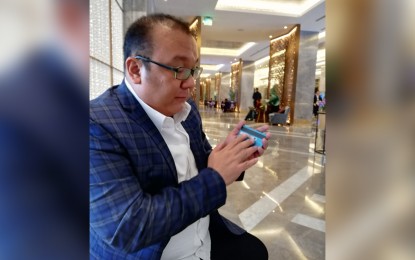 <p><strong>CASHLESS SOCIETY</strong>. Melchor Plabasan, BSP Technology Risk and Innovation Supervision Department officer in charge, says how an EMV card is safer compared to the old ATM card. (<em>PNA photo by Cristina Arayata</em>)</p>