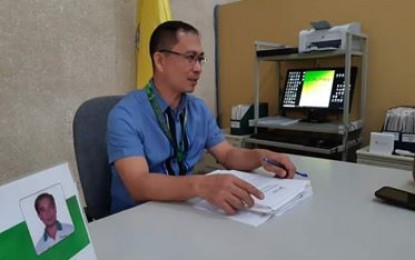<p><strong>UNIVERSAL HEALTHCARE.</strong> Junie Sabusap, head of the Philippine Health Insurance Corporation in Antique, says on Tuesday (Sept. 3, 2019) that Antique is one of the four provinces in Western Visayas identified as advance implementation sites of the new Universal Healthcare Law in Western Visayas. He said that the UHC Law will make the healthcare services accessible to all. <em>(PNA photo by Annabel Consuelo J. Petinglay)</em></p>