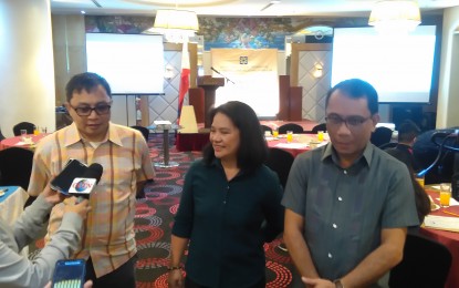 <p><strong>PUBLIC CONSULTATION.</strong> Department of Energy officials, led by Planning Division chief Michael Sinocruz (left), talk to Cebu media during a break in the public consultation on the Philippine Energy Plan 2018-2040 in Cebu City on Tuesday (Sept. 3, 2019). With him are Energy Power Industry Management Bureau Assistant Director Irma Exconde and DOE Visayas OIC-Director Jose Rey Maleza. <em>(PNA photo by Luel Galarpe)</em></p>