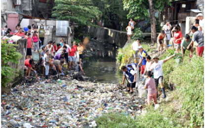 <p><strong>ESTERO CLEAN UPS VS. DENGUE.</strong> Bacoor City residents and village leaders, led by Department of Health (DOH) and city health officials, troop to the banks of creeks and esteros in barangays Talaba IV and Zapote II to cleanup strewn trashes that clogged waterways. The activity is to destroy breeding sites of the dengue-carrying mosquitoes, on Sept. 6, 2019. <em>(PNA photo by Dennis Abrina)</em></p>
