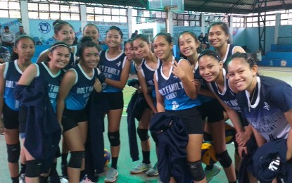 <p><strong>TOP TEAM</strong>. The Holy Family Academy of Angeles, Pampanga finished the round robin elimination with a perfect slate 4-0 win-loss after beating First Capitol Provincial School of San Jose del Monte, Bulacan in three sets to lead bracket B going to the semifinals on the last day of the three-day Baguio Inter-High School Volleyball Invitational on Sunday (Sept. 8, 2019) <em>(PNA photo by Pigeon Lobien)</em></p>