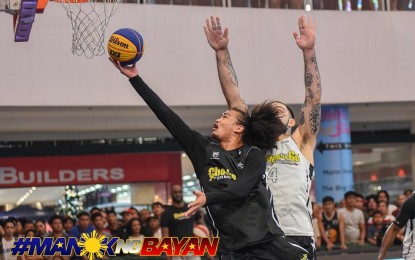 <p><strong>MANILA CHALLENGER.</strong> Joshua Munzon tries to score a layup past Raphael Giaimo during the Chooks-To-Go FIBA 3x3 Manila Challenger quarterfinals action at the SM Fairview Events Center in Quezon City on Sunday (Sept. 8, 2019). Giaimo scored 7 points as Lyon defeated Pasig Chooks, 20-17. <em>(Photo courtesy of Chooks-To-Go)</em></p>