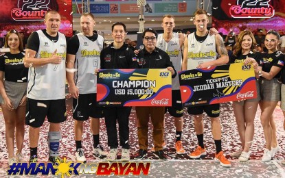 <p><strong>CHAMPION</strong>. Bounty Agroventures Inc. owner Ronald Mascariñas and Chooks-To-Go Pilipinas 3x3 commissioner Eric Altamirano award the Chooks-To-Go FIBA 3x3 Manila Challenger to Riga Ghetto. <em>(Courtesy of Chooks-To-Go)</em></p>