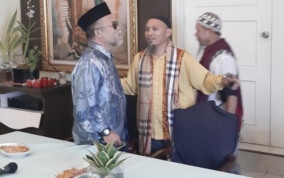<p><strong>REASSURANCE VS. VIOLENCE.</strong> Ustad Muhammad Najeeb Razul (left) greets other Muslim leaders in Cebu in an event recently held at the Archbishop's Residence in Cebu City. Razul on Monday (Sept. 9, 2019) said they are doubling their vigilance so as not to make Cebu at the receiving end of spillover of violence by extremists in southern Mindanao.<em><strong> (File photo/John Rey Saavedra)</strong></em></p>