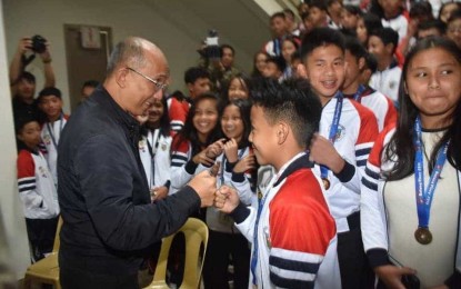 <p><strong>STUDENT ATHLETES</strong>. Mayor Benjamin Magalong exchanges pleasantries while congratulating one of the athletes during the recognition ceremony on Monday at the Baguio city hall as other athletes look on. <em>(Photo courtesy of Redjie Melvic Cawis/ PIA-CAR)</em></p>