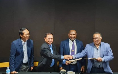 <p><strong>PACT ON AGRI COOPERATION. </strong>Papua New Guinea Prime Minister James Marape and Philippine Ambassador to PNG Bienvenido Tejano witnessing the signing of an MOU on agricultural cooperation between Central Province Governor Robert Agarobe and Mindanao rice farmers, represented by MinDA Chairman Emmanuel Piñol, last week. <em>(MinDA chairman Emmanuel Piñol's Facebook photo)</em></p>
