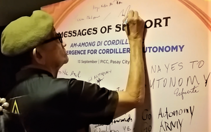 <p><strong>SUPPORT TO AUTONOMY.</strong> Former President Fidel V. Ramos, who was among the participants in the exchange of tokens (Sipat) between former President Corazon Aquino and rebel priest Conrado Balweg on September 13, 1986 at Mount Data Hotel in Bauko, Mountain Province, signs the board with the message of support for the Cordillera’s continuing clamor for autonomy during the anniversary celebration at the PICC in 2018. The Cordillera Administrative Region was created by virtue of Executive Order 220 that came after the exchange of tokens, marking the start of the end of hostilities in the Cordillera. <em>(Screenshot from PIA-CAR video)</em></p>