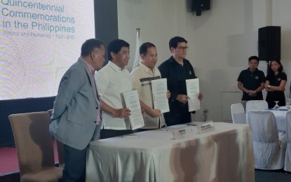 <p><strong>VICTORY OF MACTAN.</strong> Lapu-Lapu City Mayor Junard "Ahong" Chan (second from left) and National Quincentennial Committee Vice Chair Dr. Rene Escalante (third from left) present to the stakeholders the memorandum of agreement (MOA) formalizing the partnership in commemorating the 500th anniversary of the Victory of Mactan on April 27, 2021 and to rehabilitate the Liberty Shrine on Mactan Island. Also signing the MOA as witnesses were Lapu-Lapu City Tourism Officer Edward Mendez (left) and Alvin Alcid, deputy executive director of the National Historical Commission of the Philippines.<em> (PNA photo by John Rey Saavedra)</em></p>