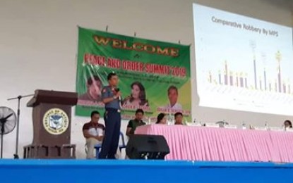 <p><strong>PEACE AND ORDER SUMMIT.</strong> Antique Provincial Police Office Deputy Director, Lt. Col. Norby Escobar, urges barangay officials to support the campaign against terrorists during the Peace and Order Summit in San Jose de Buenavista on Friday (Sept. 13, 2019). He said that terrorists derail development projects in the barangays. <em>(PNA photo by Annabel Consuelo J. Petinglay)</em></p>