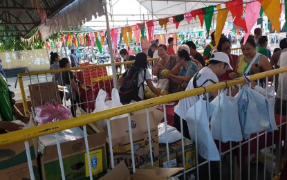 <p><strong>FRUITS GALORE.</strong> Fruit lovers in Lingayen, Pangasinan troop to the municipal hall grounds on Saturday (September 14, 2019), for the MinDA Fruit Festival. <em>(Mindanao Development Authority photo)</em></p>