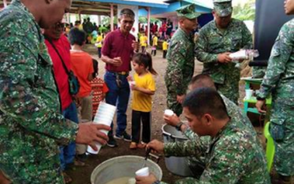 <p><strong>FEEDING PROGRAM.</strong> Members of the 1st Marine Brigade conduct a feeding program for school children and parents of Pigcalagan, Sultan Kudarat, Maguindanao. Women Organization of Rajah Mamalu Descendants as well as non-government and government organizations participated in the event. <em><strong>(Photo courtesy of WORMD)</strong></em></p>