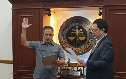 <p><strong>NEW BUCOR CHIEF.</strong> Newly-appointed Bureau of Corrections (BuCOr) Director-General Gerald Bantag takes his oath of office before Justice Secretary Menardo Guevarra at the Department of Justice office in Manila on Friday (Sept. 20, 2019). Bantag replaced Nicanor Faeldon who was dismissed by the President for disobeying his order to stop the release of almost 2,000 heinous crimes convicts under the Good Conduct Time Allowance law. <em>(Photo courtesy of DOJ Public Information Office)</em></p>