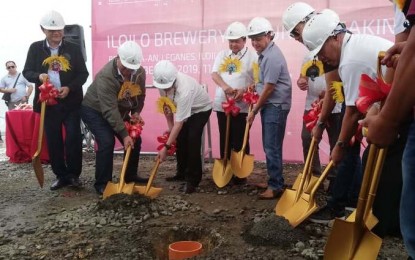 <p><strong>BREAKING GROUND.</strong> Photo shows (from left to right) Environment Secretary Roy Cimatu, Senator Franklin Drilon, and SMC president and chief operating officer Ramon S. Ang, together with local officials of Iloilo, as they break ground for a PHP6.7-billion production facility in Barangay Gua-an, Leganes on Friday (Sept. 20, 2019). The project is expected to boost the economic activity and help in job generation in Western Visayas. (PNA photo by Perla G. Lena)</p>