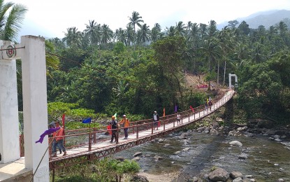 <p><strong>HANGING BRIDGE.</strong> The hanging bridge in a formerly rebel-infested community of Kagbana in Burauen, Leyte built by the provincial government. The Eastern Visayas Regional Development Council on Thursday (Jan. 30, 2020) vowed to prioritize the endorsement and monitoring of projects meant to end the decades-long insurgency in the region. <em>(PNA photo by Sarwell Q. Meniano)</em></p>