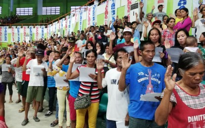<p><strong>OATH OF ALLEGIANCE.</strong> A total of 2,510 former rebels and supporters of the New People’s Army in northern Negros pledge allegiance to the Philippine government in rites held at the Escalante City Coliseum on Friday afternoon (Sept. 20, 2019). The activity was part of the second day of the three-day North Negros Peace Summit hosted by the Escalante city government with the Philippine Army’s 79th Infantry Battalion. <em>(PNA photo by Nanette L. Guadalquiver)</em></p>