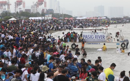 <p><strong>CLEAN-UP DRIVE.</strong> Thousands of volunteers and students join the 34th International Coastal Cleanup (ICC) at the Baseco Beach, Port Area in Tondo, Manila on Saturday (Sept. 21, 2019). The Department of Environment and Natural Resources urged the local government units nationwide to be prime solid waste management movers in their respective areas.<em> (PNA photo by Avito C. Dalan)</em></p>