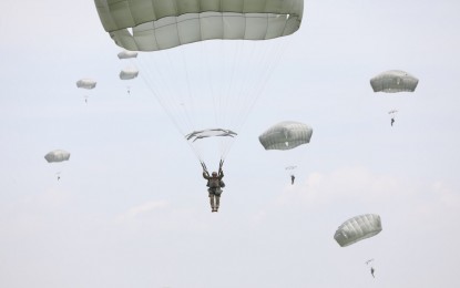 <p><strong>AIRBORNE.</strong> Filipino and American troops participate in their first-ever joint airborne operations held at Cesar Basa Air Base in Floridablanca, Pampanga on Sunday (Sept. 22, 2019). The exercise aims to enhance the combined airborne and territorial defense capabilities and other competencies in urban combat operations of both Filipino and American troops. <em>(Photo courtesy of the Philippine Army)</em></p>
