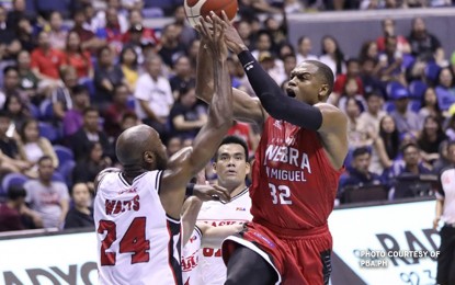 <p>PBA import player Justin Donta Brownlee (in red shirt). <em>(PNA file photo) </em></p>