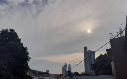 <p><strong>HAZY ATMOSPHERE.</strong> The sun is moderately covered by haze in Metro Cebu on Monday, Sept. 22, 2019. Philippine Atmospheric, Geophysical and Astronomical Services Administration Acting Director Engineer Alfredo Quiblat said a change in wind direction can cause the smog, which has blanketed the skies in Central Visayas since last week, to dissipate in the next two to three days. <em>(PNA photo by John Rey Saavedra)</em></p>