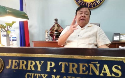 <p><strong>METRO PLANNING.</strong> Iloilo City Mayor Jerry P. Treñas on Monday (Sept. 23, 2019) underscores the need for metro planning as development is no longer just for the metropolis but for other neighboring local government units. The mayor initially met with members of the Metro Iloilo Guimaras Economic and Development Council on Sept. 19 with discussions focused on traffic and solid wastes. <em>(PNA photo by Perla G. Lena)</em></p>