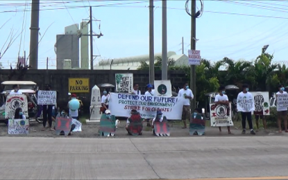 <p><strong>PROTEST VS. COAL-POWERED PLANTS.</strong> Members of Young Bataeños Environmental Advocacy Network hold a sit-down protest against the operation of coal-fired power plants in Bataan on Sunday (Sept. 22, 2019). The activity was part of the environmentalists' observance of Global Climate Strike from Sept. 20-27. <em>(Photo by Ernie Esconde)</em></p>