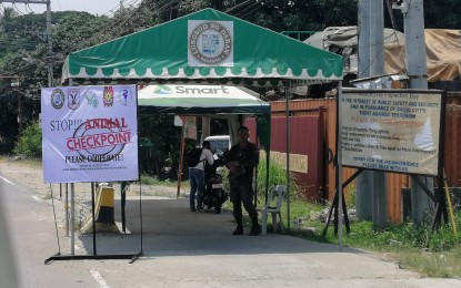 <p><strong>CHECKPOINTS AS QUARANTINE SITES.</strong> A quarantine checkpoint in Lasang, Davao City. The Eastern Mindanao Command has offered its existing security checkpoints to be expanded into quarantine sites. <em>(PNA File photo by Che Palicte)</em></p>